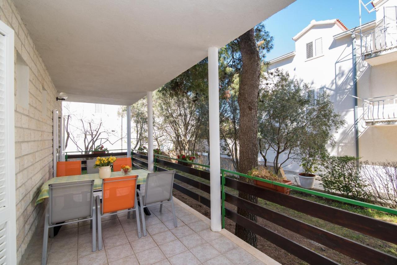Apartments Pinija Supetar Exterior foto