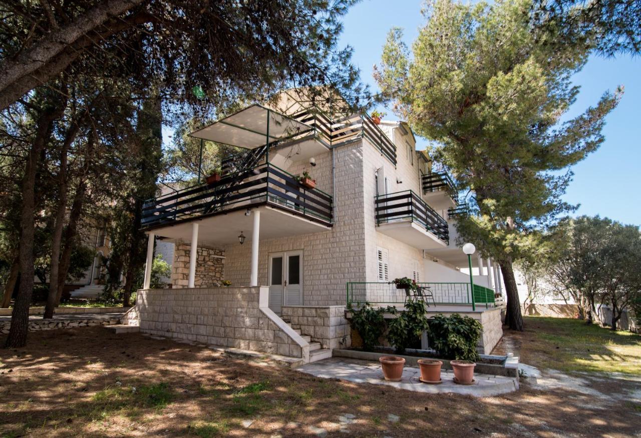 Apartments Pinija Supetar Exterior foto